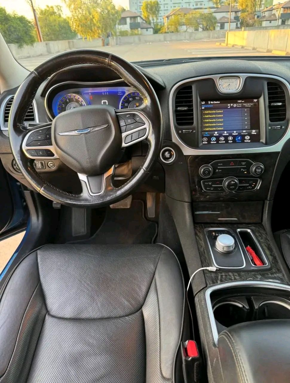 2022 Chrysler 300 Touring L Sedan - Image 8